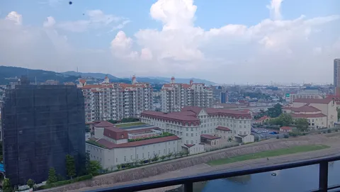 近代的な都市景観と歴史的建造物