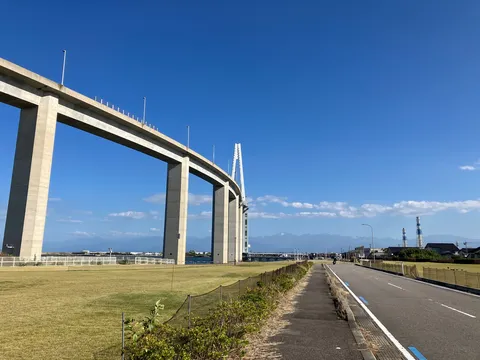 青空と橋、広がる大地
