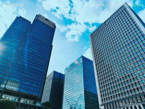 空とビル群の青いシンフォニー