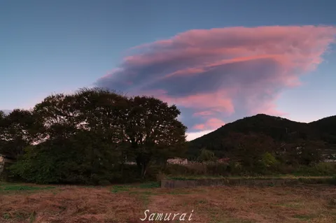 夕暮れのピンク雲と里山