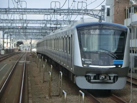 都会を駆ける銀色の電車