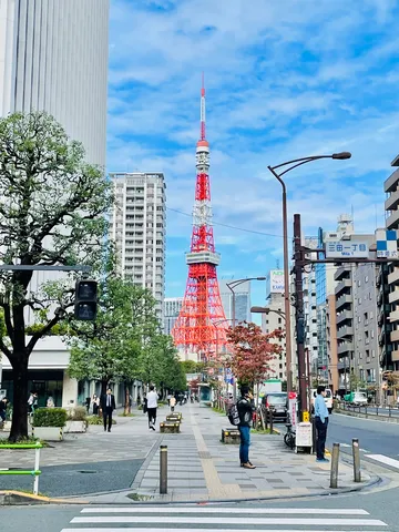 青空と東京タワー、都会の日常