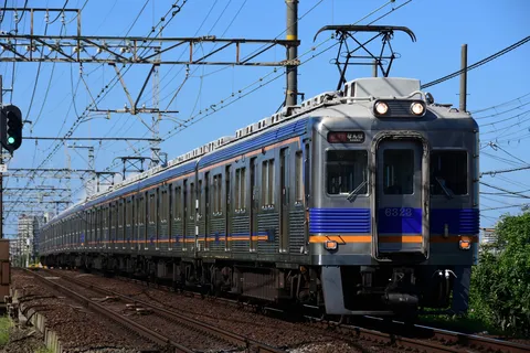 疾走する銀色の巨人