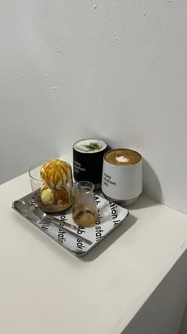 甘い午後のひととき、静かなカフェ