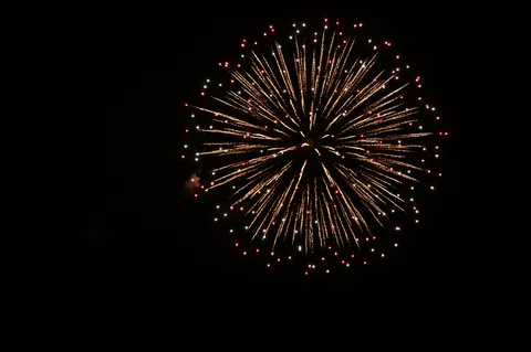 夜空に咲く花火の余韻