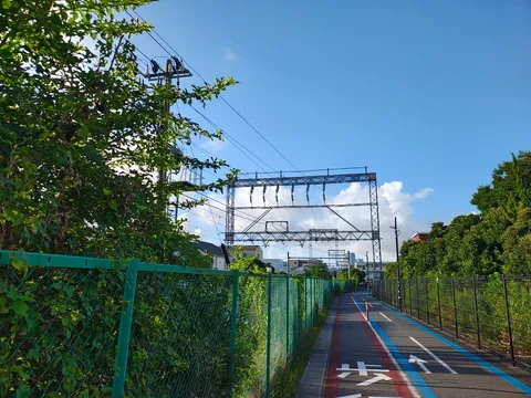 青空と鉄路の共鳴