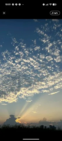 朝焼けと雲のささやき