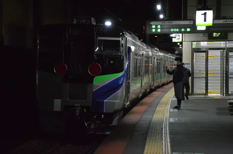 夜の駅プラットフォームの光と列車