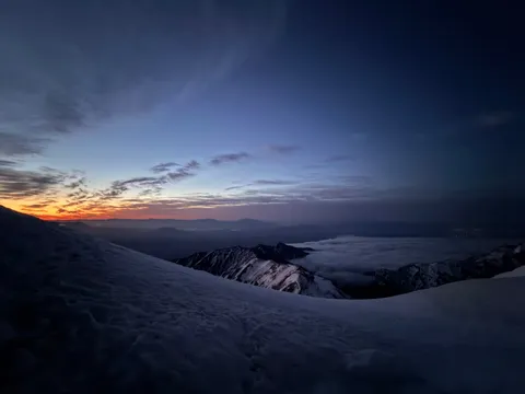 山頂からの雲海と夜明け
