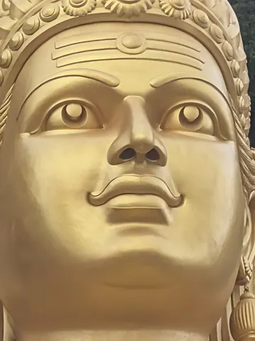 黄金に輝く仏様の威厳