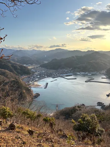 夕暮れの港町、静かな海
