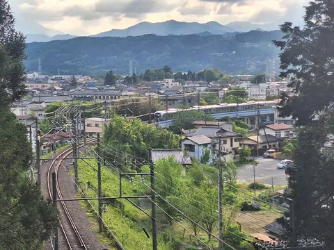 山並みと線路の交差