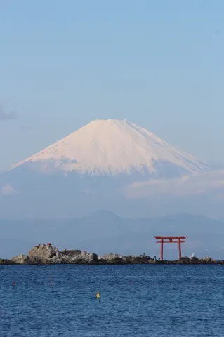 鳥居と富士山、海辺の風景