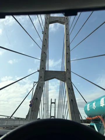 青空に伸ぶ鋼の架橋