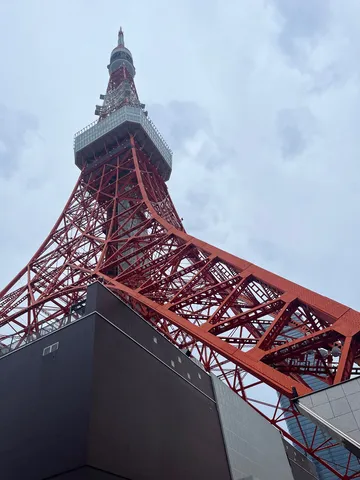 空にそびえる東京タワーの力強さ