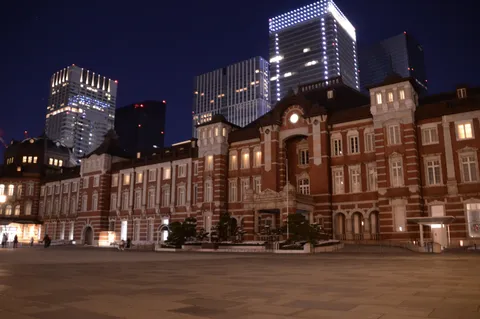 都市の夜景、輝く歴史と未来