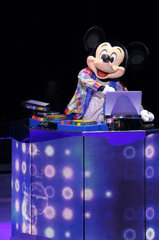 DJミッキー、ノリノリのステージ！