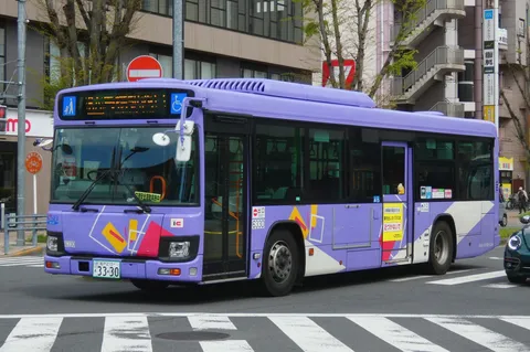 紫色のバスと街並み
