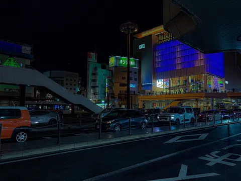 夜の街角に映る青い光