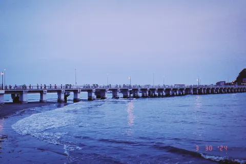 夕暮れの桟橋、散歩道