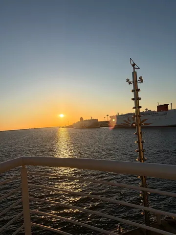 夕刻の海と船影の光
