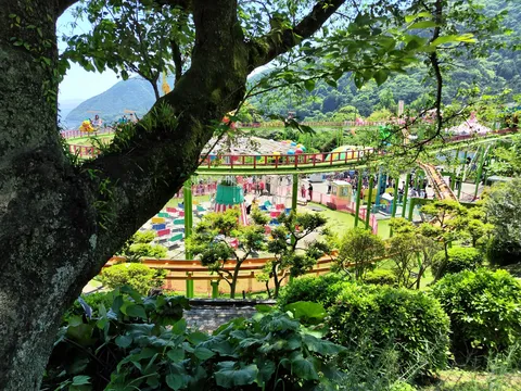 緑の額縁、丘の上の遊園地