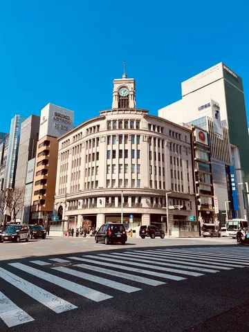 時計台と青空、都市の躍動