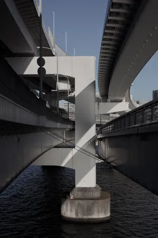 多層建築、鉄骨と水面のコントラスト