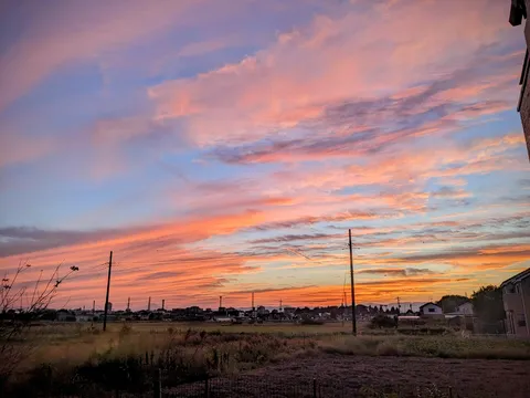 夕焼けに染まる雲と静かな風景