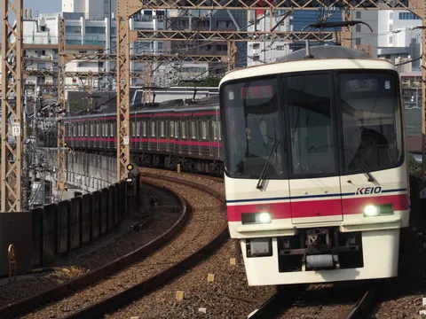 カーブを曲がる電車の疾走感