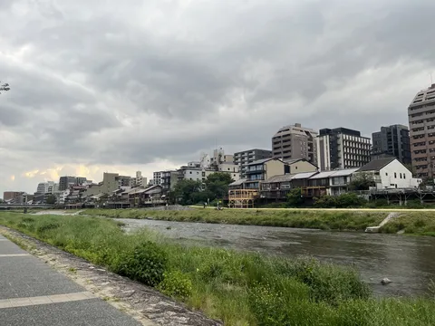 川沿いの静かな街並み