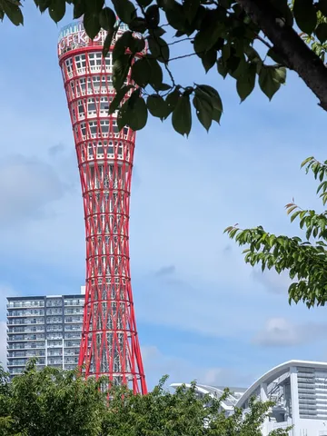 赤い螺旋と青い空