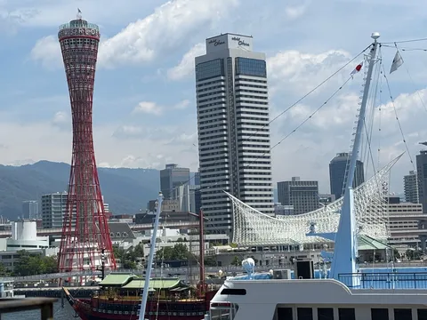 港町のシンボルと船のある風景