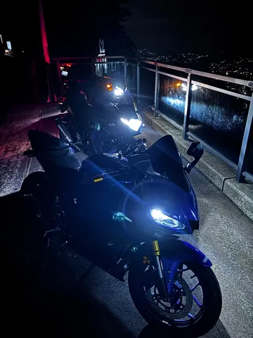夜景を背に走る影