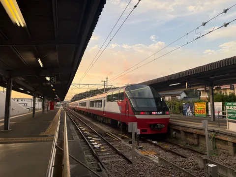 夕暮れのローカル線、旅情を誘う。