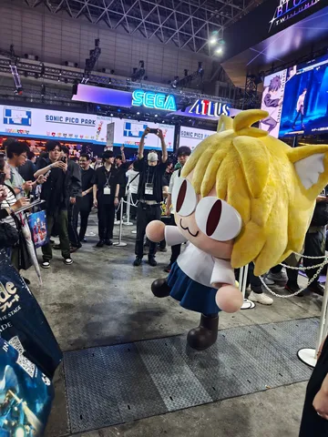 巨大キャラが彩る会場の熱