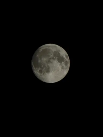 夜空に浮かぶ月の影