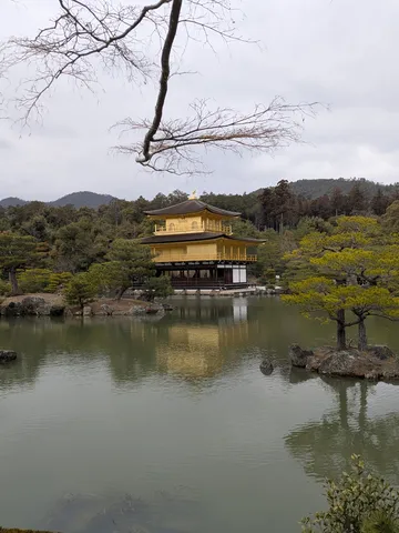 金閣寺、水面に映る光景