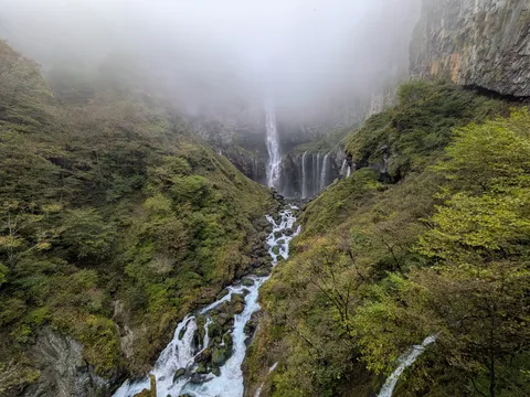 雲隠れする滝、水しぶきは全力！