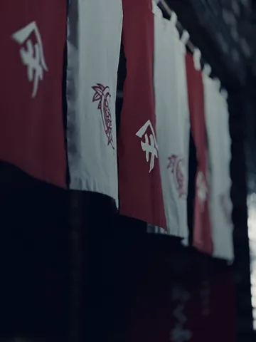 赤白の暖簾が誘う趣