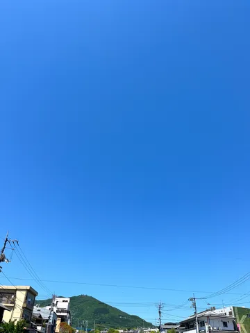 青空と緑の山、街並み