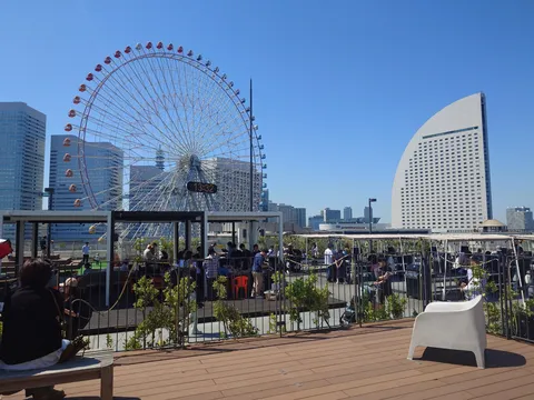 都会の空に浮かぶ大観覧車