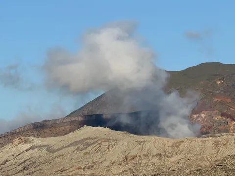 噴煙が描く、火山の息吹