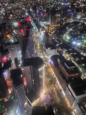 煌めく夜景、光の軌跡