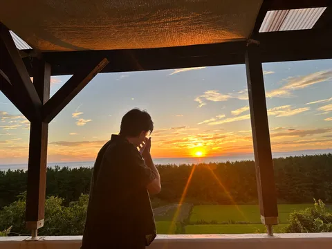 夕景に溶ける影のシルエット