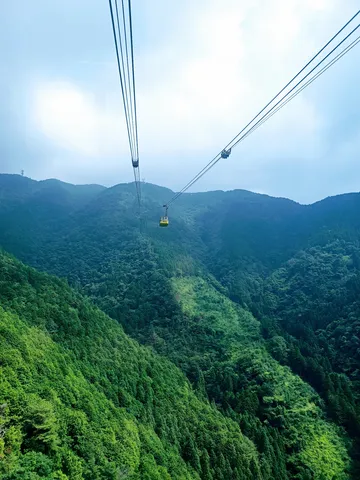 緑深き山のロープウェイ