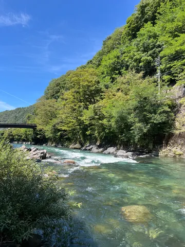 透明な川と緑の山、夏の風情