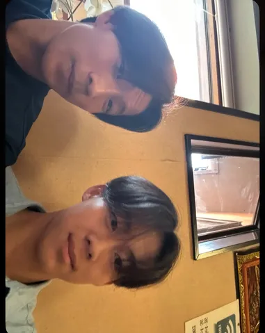 友達と顔を寄せ合って selfie
