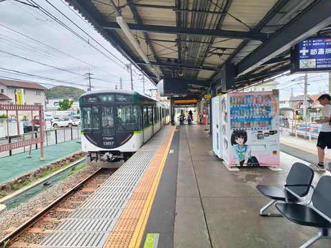 駅の日常、未来への一コマ