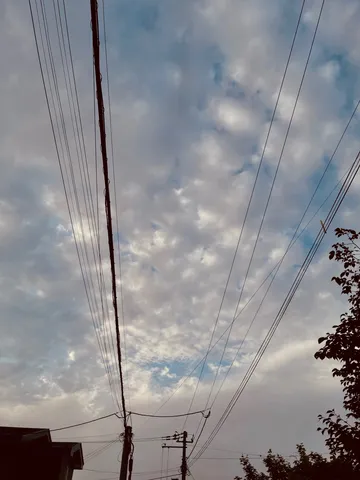 雲間を貫く電線